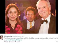 'അണ്‍നോണ്‍ ക്രിക്കറ്റര്‍' സച്ചിന്റെ കുടുംബഫോട്ടോ വൈറലാകുന്നു!