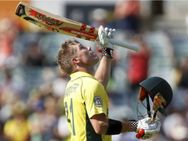 വാര്‍ണറുടെ സിക്‌സറില്‍ പരിക്കേറ്റ കുട്ടി ആരാധകന് ഗ്ലൗസ് സമ്മാനം