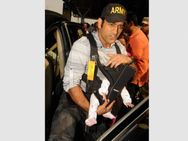 ക്യാപ്റ്റന്‍ ധോണി മകളെ എടുക്കുന്നത് ഇങ്ങനെ