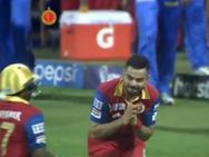 നമസ്‌തേ സര്‍ഫരാസ്: വിരാട് കോലി പോലും തൊഴുതുപോയി ഈ 17കാരനെ!