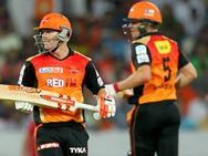 വാര്‍ണര്‍ ക്യാച്ച് വിട്ട് സിക്‌സാക്കി, ബാംഗ്ലൂരിനെ പ്ലേ ഓഫിലേക്ക് വിട്ടു!