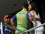 ബാംഗ്ലൂരിന്റെ കളി മഴ മുടക്കി, കോലിയും അനുഷ്‌കയും ഹാപ്പി