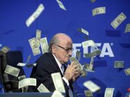 എന്റ വക ഡോളറുകള്‍; സെപ്ബ്‌ളാറ്ററുടെ നേരെ നോട്ടുകള്‍ വലിച്ചെറിഞ്ഞു