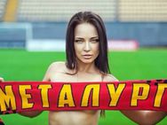 ഫുട്‌ബോള്‍ ടീമിനുവേണ്ടി പ്രമുഖ മോഡല്‍ വസ്ത്രമഴിച്ചു