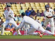 ഇന്ത്യ സ്വയം കുഴിച്ച കുഴിയില്‍ വീണു; 215 ഓള്‍ ഔട്ട്!