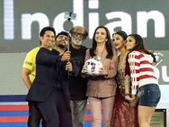 ധോണി കോലിയെ തോല്‍പിച്ചു, ഫുട്‌ബോളിലും ജയിക്കുന്നത് ക്രിക്കറ്റും സിനിമയും, കാണൂ....