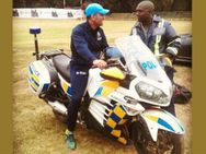 പോലീസ് ഉദ്യോഗസ്ഥന്റെ ബൈക്കെടുത്ത് സിംബാബ്‌വെയില്‍ ധോണിയുടെ കറക്കം!