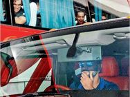 ടീം ബസ് ഒഴിവാക്കി ധോണി സ്വന്തം ഹമ്മറില്‍.. അത്ഭുതത്തോടെ ന്യൂസിലന്‍ഡ് താരങ്ങള്‍, ഫോട്ടോ വൈറല്‍!