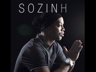 കളിച്ചു കൈയിലെടുത്തു.....ഇനി പാടി മയക്കാന്‍ റൊണാള്‍ഡീഞ്ഞോ!! പാട്ട് കേള്‍ക്കാം...