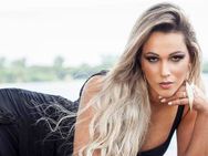 അടിവസ്ത്രമിടാതെ മോഡല്‍ കളിക്കളത്തില്‍.. നനഞ്ഞ ടീഷര്‍ട്ടും.. കണ്ണെടുക്കാതെ കളിക്കാരും കാണികളും!!