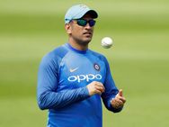 കുംബ്ലെയും വേണ്ട, ശാസ്ത്രിയും വേണ്ട... കളിക്കാരനായും കോച്ചായും ധോണി! ഇത് പൊളിക്കും, കോലിയും ഹാപ്പി!!