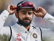 തോറ്റിട്ടും പാക് താരങ്ങള്‍ക്കൊപ്പം കളിയും ചിരിയും; കോലിക്ക് സോഷ്യല്‍ മീഡിയയുടെ വിമര്‍ശനം