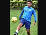 ക്യാപ്റ്റനല്ലെങ്കിലും ധോണി ബൗളർമാരെ കൺട്രോൾ ചെയ്യുന്നത് എങ്ങനെ എന്നറിയണോ.. ഇതാ കാണൂ!!