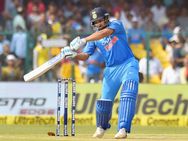 ലങ്കൻ ബൗളർമാരെ അടിച്ച് കണ്ടം കടത്തി രോഹിത് ശർമ.. സുരംഗ ലക്മലിന്റെ ഒരോവറിൽ അടിച്ചത് 4 സിക്സറുകൾ!!