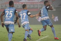 ചാംപ്യന്‍മാരുടെ കഷ്ടകാലം തീരുന്നില്ല... ജംഷഡ്പൂരിന്റെ ഒരടിയില്‍ എടിക്കെ വീണു