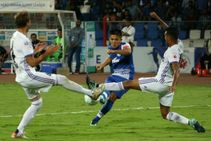 ഐഎസ്എല്‍: ഛേത്രി... ഒരുവട്ടം, രണ്ടു വട്ടം, മൂന്നുവട്ടം, പൂനെയെ തകര്‍ത്ത് ബെംഗളൂരു ഫൈനലില്‍