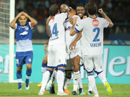 കപ്പില്‍ വീണ്ടും സൂപ്പര്‍ മച്ചാന്‍സിന്റെ മുത്തം... ബെംഗളൂരു തകര്‍ന്നു, ചെന്നൈയുടെ രണ്ടാം കിരീടം