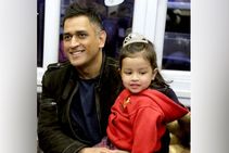 'അച്ഛനെ തിരികെ വിളിക്കൂ, എനിക്ക് കെട്ടിപ്പിടിക്കണം'; കളിക്കിടെ ധോണിയെ വിളിച്ച് മകള്‍ സിവ