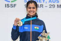 സമ്മാനവേളയില്‍ ഷൂട്ടിങ് മെഡല്‍ ജേതാവ് മനു ഭാക്കര്‍ നിലത്തിരുന്നു; വിവാദം പുകയുന്നു