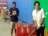 ആരവങ്ങളില്ല, അവര്‍ക്കു മുന്നില്‍ മാസ്റ്റര്‍ ബ്ലാസ്റ്റര്‍ വീണ്ടും ബാറ്റേന്തി, വീഡിയോ