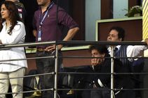 കല്യാണവേദിയില്‍ നിന്നും ഗ്യാലറിയിലേക്ക്; കൊല്‍ക്കത്തയില്‍ കാണാമെന്ന് മുംബൈയോട് ഷാരൂഖ്