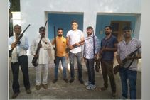 തോക്കുമായി മുന്‍ ഇന്ത്യന്‍ താരം മുനാഫ് പട്ടേല്‍; കൊള്ളസംഘത്തില്‍ ചേര്‍ന്നോ?