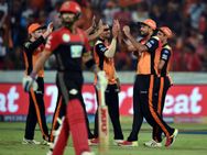 ഐപിഎല്‍: ജയത്തിനരികെ കാലിടറി വീണ് ആര്‍സിബി... പ്ലേഓഫ് സാധ്യത മങ്ങി, പിടികൊടുക്കാതെ ഹൈദരാബാദ്