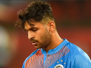 ബൈക്ക് തെന്നിമറിഞ്ഞു... ഇന്ത്യന്‍ പേസര്‍ താക്കൂറിന്റെ മാതാപിതാക്കള്‍ക്കു പരിക്ക്