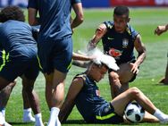 ഫിലിപ്പെ കോട്ടീഞ്ഞോയുടെ ജന്മദിനം വെറൈറ്റിയായി ആഘോഷിച്ച് ബ്രസീല്‍ ടീം