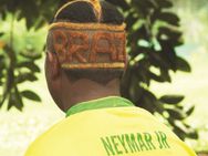 ഫുട്‌ബോള്‍ ആവേശം `തലയിലാക്കി' മണി