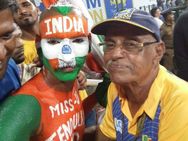 ടീം ഇന്ത്യയുടെ സൂപ്പര്‍ ആരാധകന്‍ സ്വപ്‌നലോകത്ത്... ധോണിയുടെ അവിസ്മരണീയ സമ്മാനം