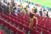 തങ്ങളിരുന്ന ഗ്യാലറി വൃത്തിയാക്കി സെനഗല്‍ ആരാധകര്‍; ലോകത്തിന്റെ കൈയ്യടി