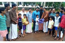 ലോകകപ്പ് ആവേശം ഇങ്ങനെയും: നിർദ്ദനരായ കുട്ടികൾക്ക് കുട വിതരണം ചെയ്ത് സെനഗൽ ആരാധകർ