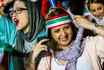 ചരിത്രമെഴുതി ഇറാന്‍; നാല് പതിറ്റാണ്ടുകള്‍ക്കുശേഷം സ്ത്രീകളെ സ്റ്റേഡിയത്തില്‍ പ്രവേശിപ്പിച്ചു