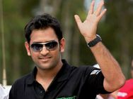 വിവാഹത്തിനിടെ ബാത്ത്‌റൂമിലെത്തിയ ധോണിയുടെ വീഡിയോ വൈറല്‍; എന്തു ചെയ്യുകയാണ്?