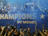 ഫ്രാന്‍സിലെങ്ങും നിലയ്ക്കാത്ത ആഘോഷം; കളിക്കാരെ സ്വീകരിക്കാനെത്തിയത് 5 ലക്ഷം ആരാധകര്‍