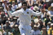 കളംനിറഞ്ഞ് മഹാരാജ്, വീഴ്ത്തിയത് ഒമ്പത് വിക്കറ്റ്... തളരാതെ ശ്രീലങ്ക; തിരിച്ചടിയില്‍ പതറി ദക്ഷിണാഫ്രിക്ക