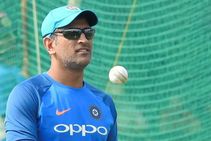 ബാറ്റിങ്ങിലെ മെല്ലെപ്പോക്കിന് ധോണിക്ക് കൂവല്‍ കിട്ടേണ്ടതോ?; സഹപരിശീലകന്‍ ബാംഗര്‍ പറയുന്നത്