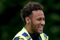 ഇതാണ് നെയ്മര്‍; ഗ്രൗണ്ടിലേക്ക് ഓടിയെത്തിയ കുട്ടിക്ക് നല്‍കിയത് വിലപ്പെട്ട സമ്മാനം; ആരാധകരുടെ കൈയ്യടി