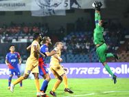 ഐഎസ്എല്‍: ബെംഗളൂരു- മുംബൈ ത്രില്ലര്‍ ഒപ്പത്തിനൊപ്പം... 10 പേരുമായി പൊരുതി മുംബൈ മിന്നി