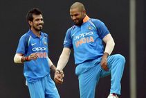 ഒരു കാലില്‍ സോക്‌സ് ഇടാന്‍ മറന്നു; ശിഖര്‍ ധവാനെ ട്രോളി ചാഹല്‍