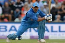 'ധോണി ദയവായി വിരമിച്ചാലും'; ട്വിറ്ററില്‍ ട്രോള്‍ മഴ, ആരാധകര്‍ക്ക് കലിപ്പടങ്ങുന്നില്ല