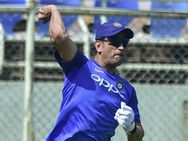 ഇന്ത്യയെ ഞെട്ടിച്ച് ധോണിക്ക് പരിക്ക്!! സംഭവം പരിശീലനത്തിനിടെ, ആദ്യ ഏകദിനം കളിക്കുമോ?