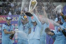 മദ്യം തെറിപ്പിച്ചു, ഇംഗ്ലണ്ട് ആഘോഷത്തില്‍നിന്നും വിട്ടുനിന്ന് മോയിന്‍ അലിയും റാഷിദും