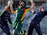 ടാസ്മാനിയന്‍ ദുരന്തം- ഇങ്ങനെയും തകരുമോ? 10 പന്തിനിടെ വീണത് അഞ്ചു വിക്കറ്റ്!! കളിയും തോറ്റു