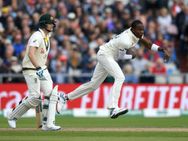 നാലാം ആഷസ് ടെസ്റ്റ്: ഇംഗ്ലണ്ട് വിക്കറ്റുവേട്ട തുടങ്ങി, സ്മിത്തില്‍ പ്രതീക്ഷയര്‍പ്പിച്ച് ഓസ്‌ട്രേലിയ