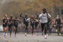 മാരത്തോണ്‍ ചരിത്രത്തില്‍ ആദ്യമായി 2 മണിക്കൂറിൽ താഴെ സമയത്തില്‍ ഓടിയെത്തി കെനിയന്‍ താരം