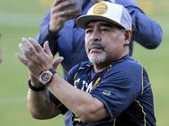 പരിശീലക സ്ഥാനത്തുനിന്നും ഫുട്‌ബോള്‍ ഇതിഹാസം മറഡോണ രാജിവെച്ചു