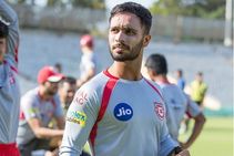 സമ്പന്നരായ മാതാപിതാക്കളുടെ പിന്തുണയിലല്ല ടീമിലെത്തിയത്; വിവാദ ട്വീറ്റുമായി മന്ദീപ് സിങ്