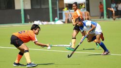 ദേശീയ സീനിയര്‍ വനിതാ ഹോക്കി: വലനിറച്ച് എസ്എസ്ബിയും സാഗും